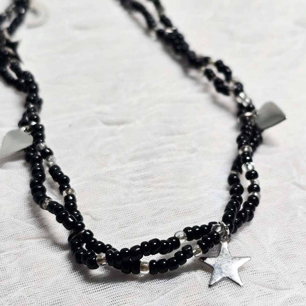 $1 with $5+ bundle•Black beaded star necklace with silver Charms0802